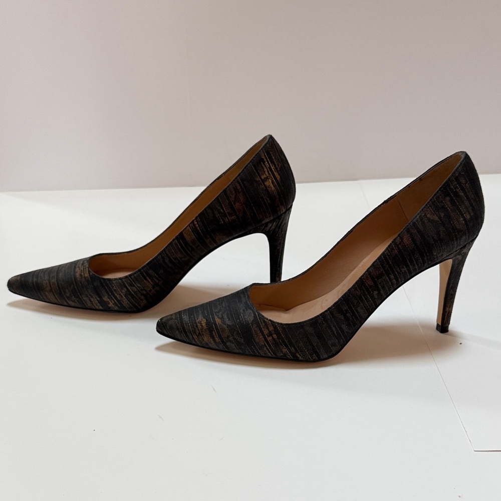 Elegant Black and Gold Women's Heels - Picture 3 of 6